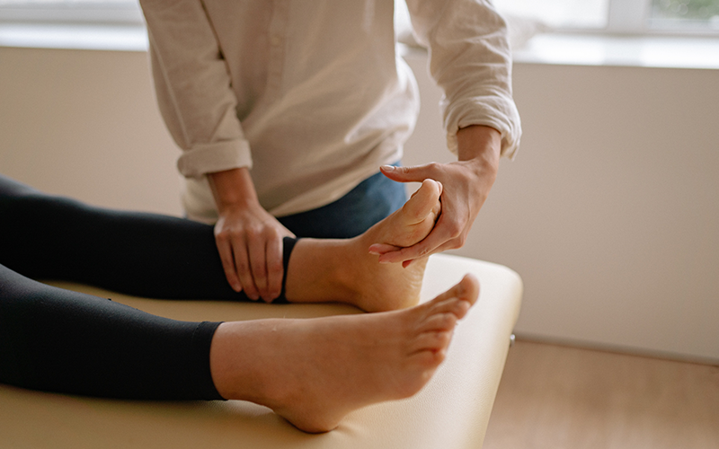 10 consigli per alleviare i piedi doloranti