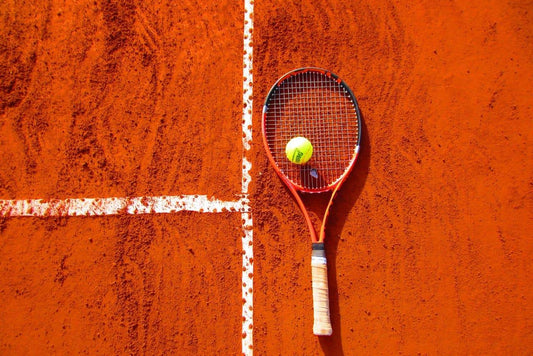 Infortuni comuni al ginocchio e al piede nel tennis (e come evitarli)